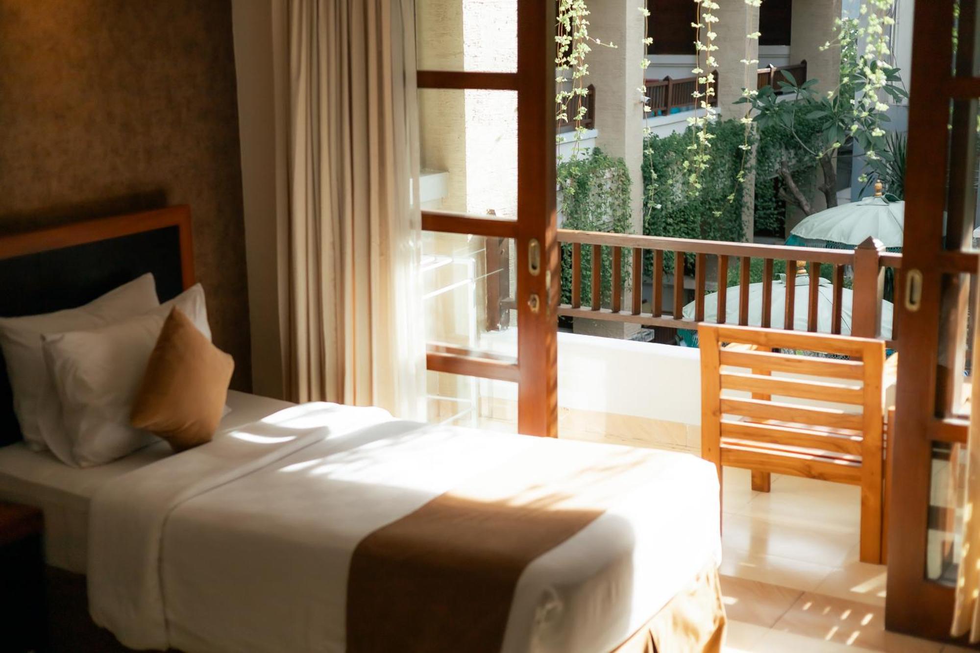 Fourteen Roses Beach Hotel Legian  Exterior photo